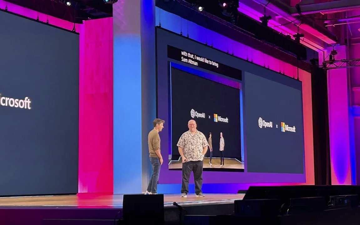 OpenAIのサム・アルトマン氏とMicrosoft CTOのケビン・スコット氏が対談している様子。Microsoft Build 2024での一幕（Sabrina Ortiz/ZDNET）